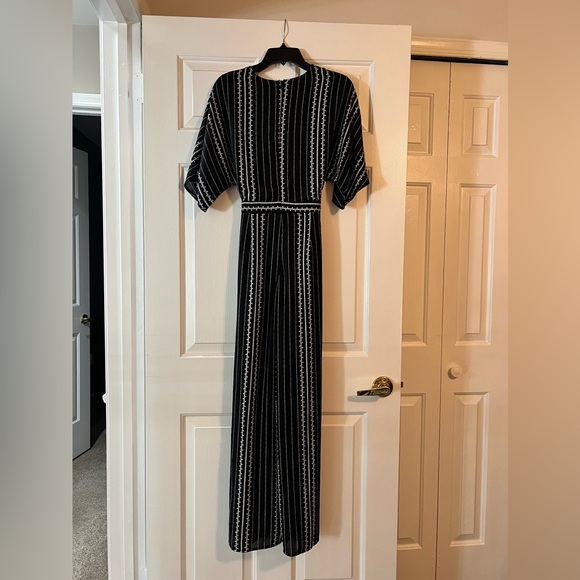 Sadie & Sage Geo Print Wide Leg Jumpsuit Medium 

Condition is New with tags. - Picture 4 of 6